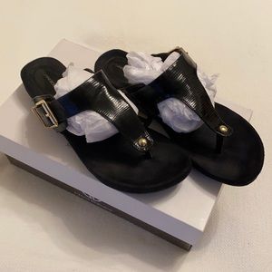 Gianni Bernini sandals.